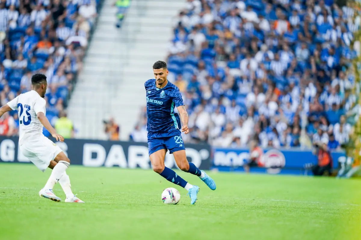 David Carmo em ação frente ao Al Nassr, no jogo de apresentação