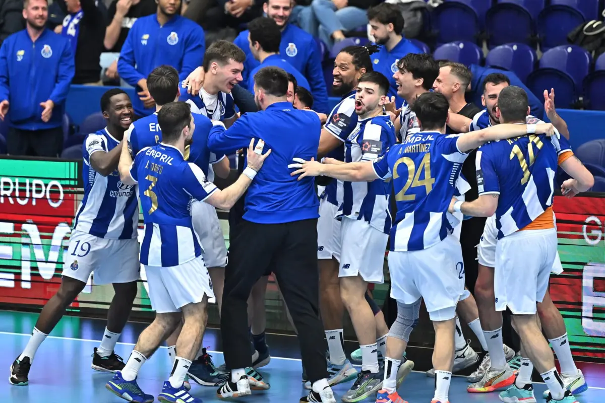 Dragões festejam golo da vitória com o herói Gunnarsson