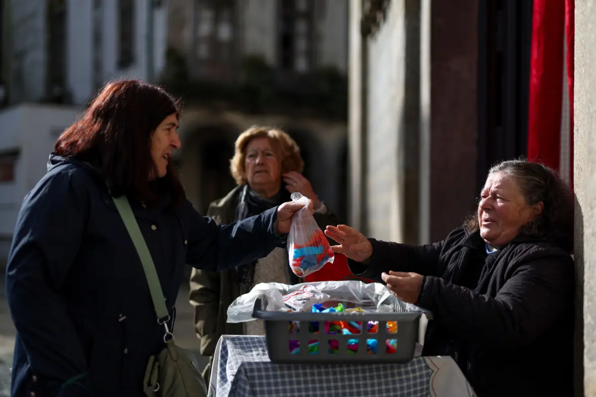 Bracarenses continuam a comprar os rebuçados junto às igrejas da cidade