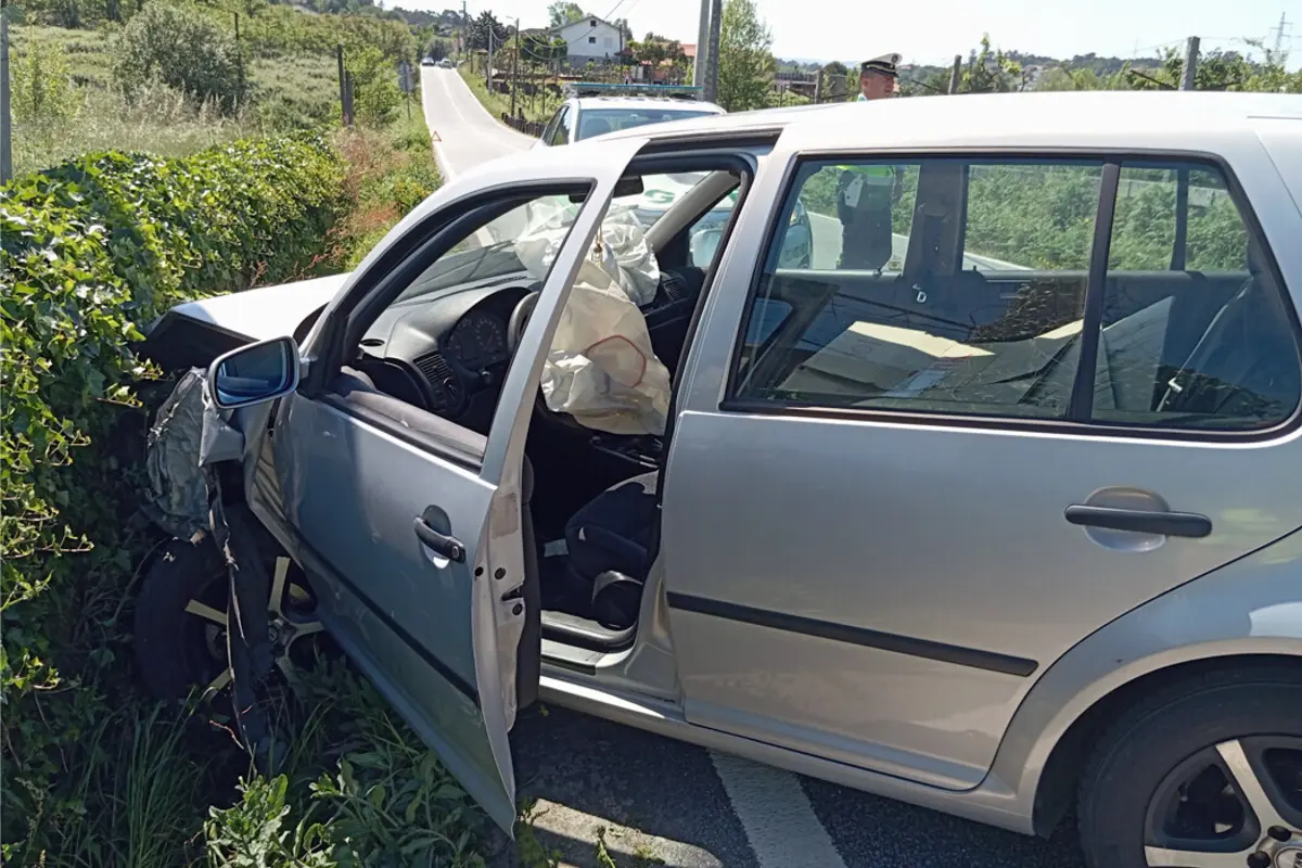 Mulher ferida em despiste de carro a caminho do local de trabalho