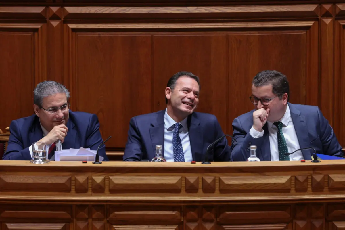 Imagem de contexto do artigo "Soares contra Salazares": Orçamento aprovado após confronto intenso entre PS e Chega