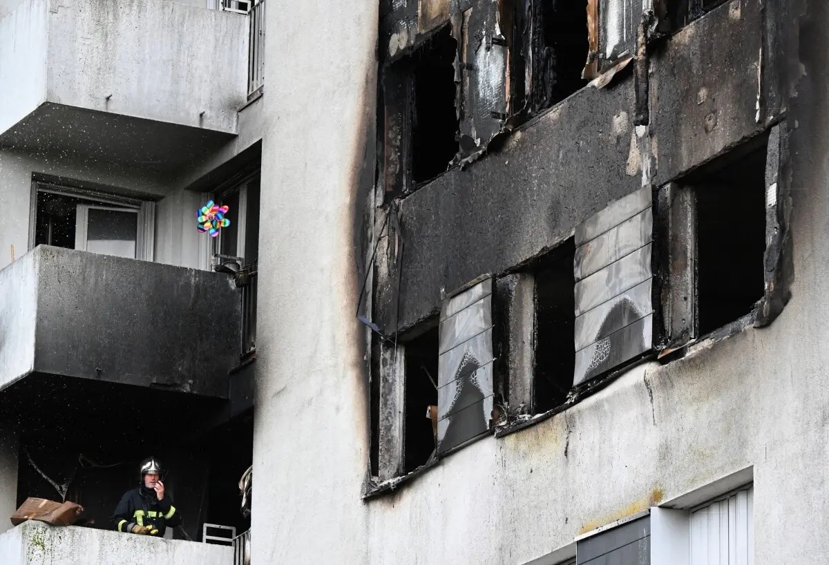 O incêndio deflagrou no quarto andar de um prédio de habitação social