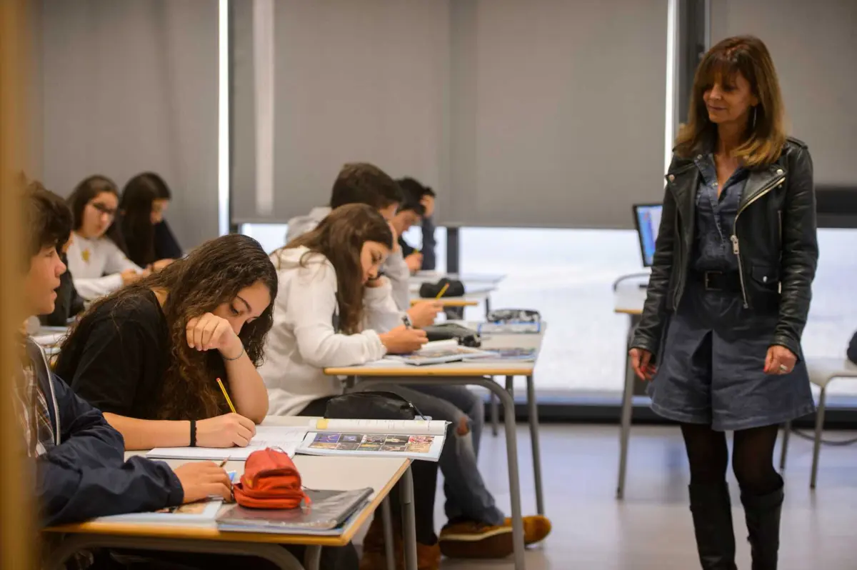 Partidos pedem que guia deixe de circular nas escolas