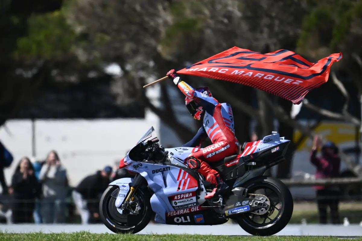 A quatro voltas do final, Márquez aproveitou que Martin alargou a trajetória na curva quatro do circuito de Phillip Island para saltar para a frente