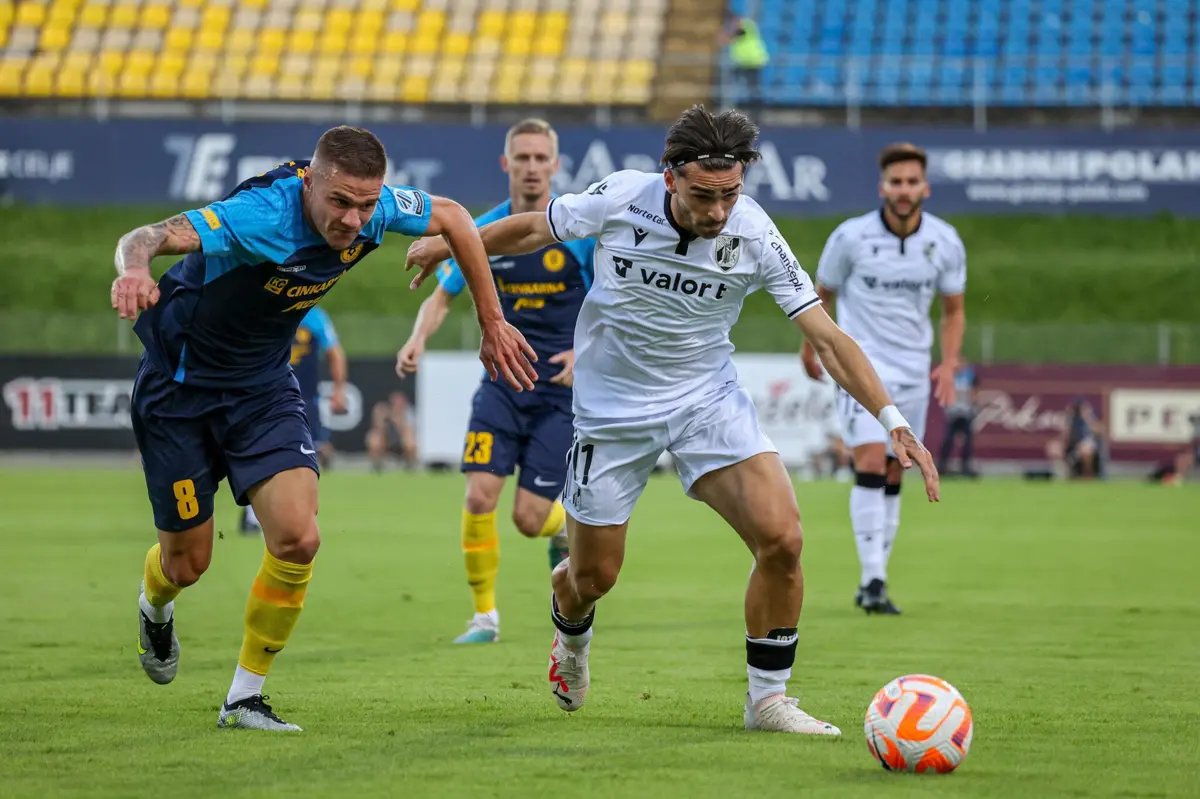 Jota Silva esteve em destaque no triunfo dos vimaranenses na Eslovénia, com um golo e uma assistência
