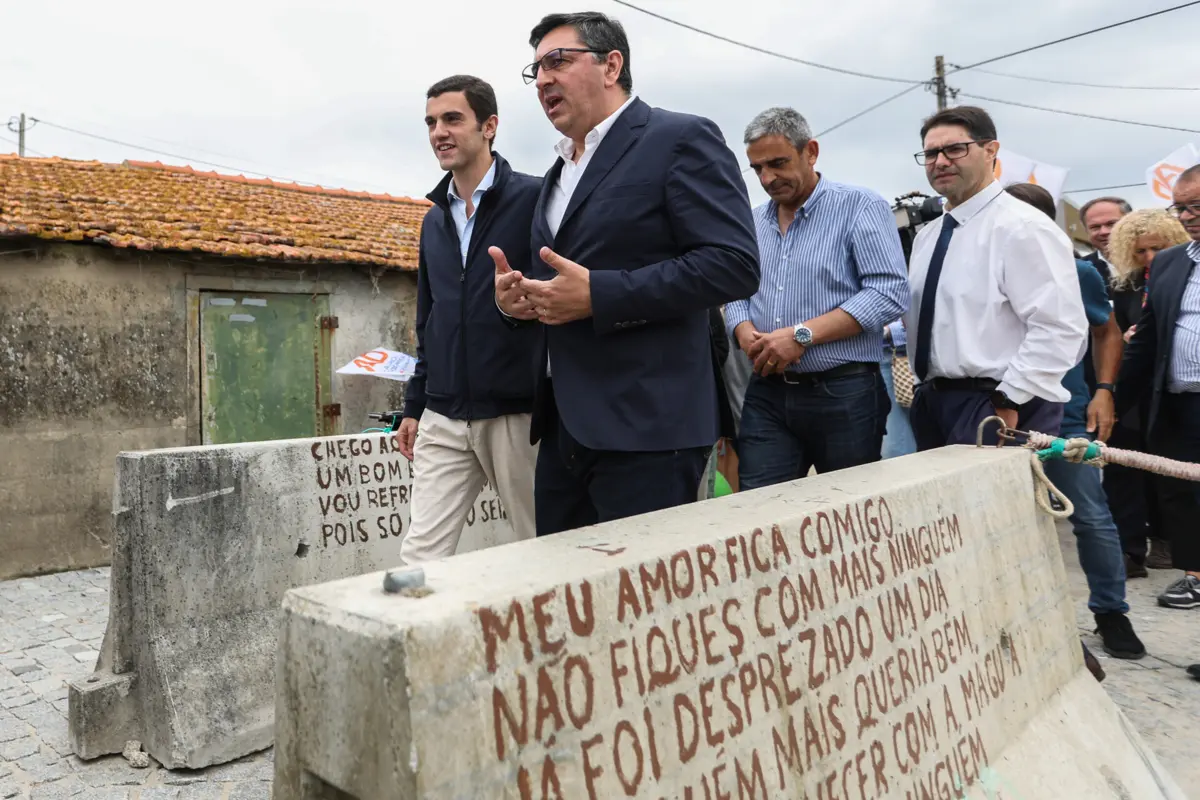 Sebastião Bugalho durante uma visita à praia das Pedrinhas na Apúlia