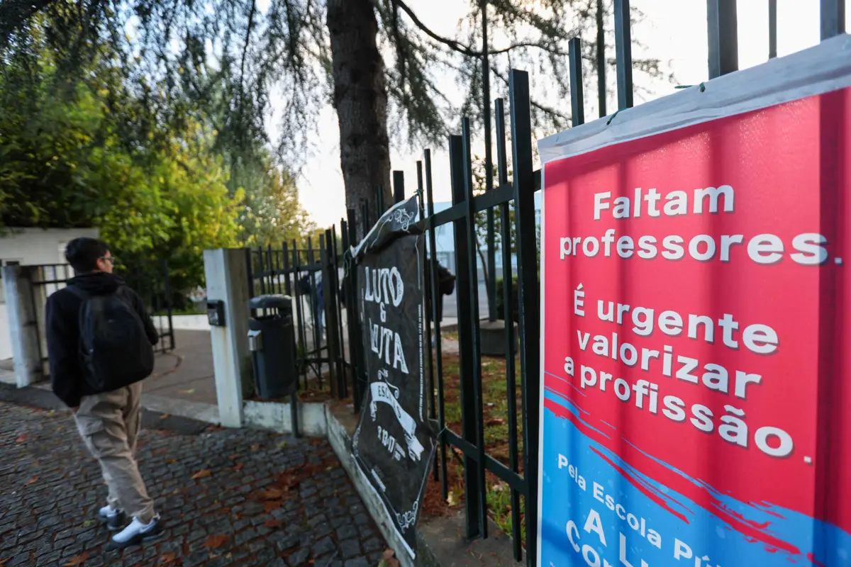 Professores e não docentes iniciam hoje greve até 29 de novembro