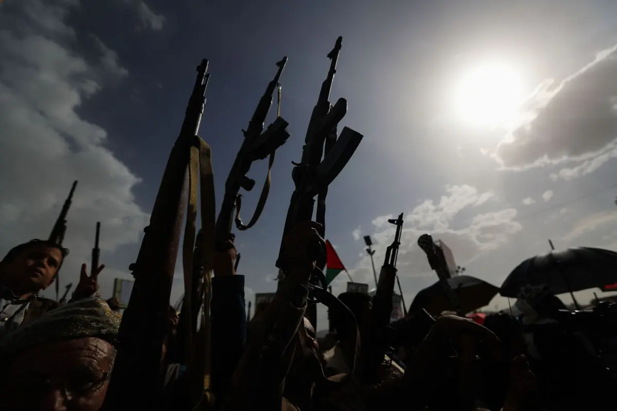 Pelo menos 11 funcionários foram detidos pelos huthis em Sana e em Hodeida