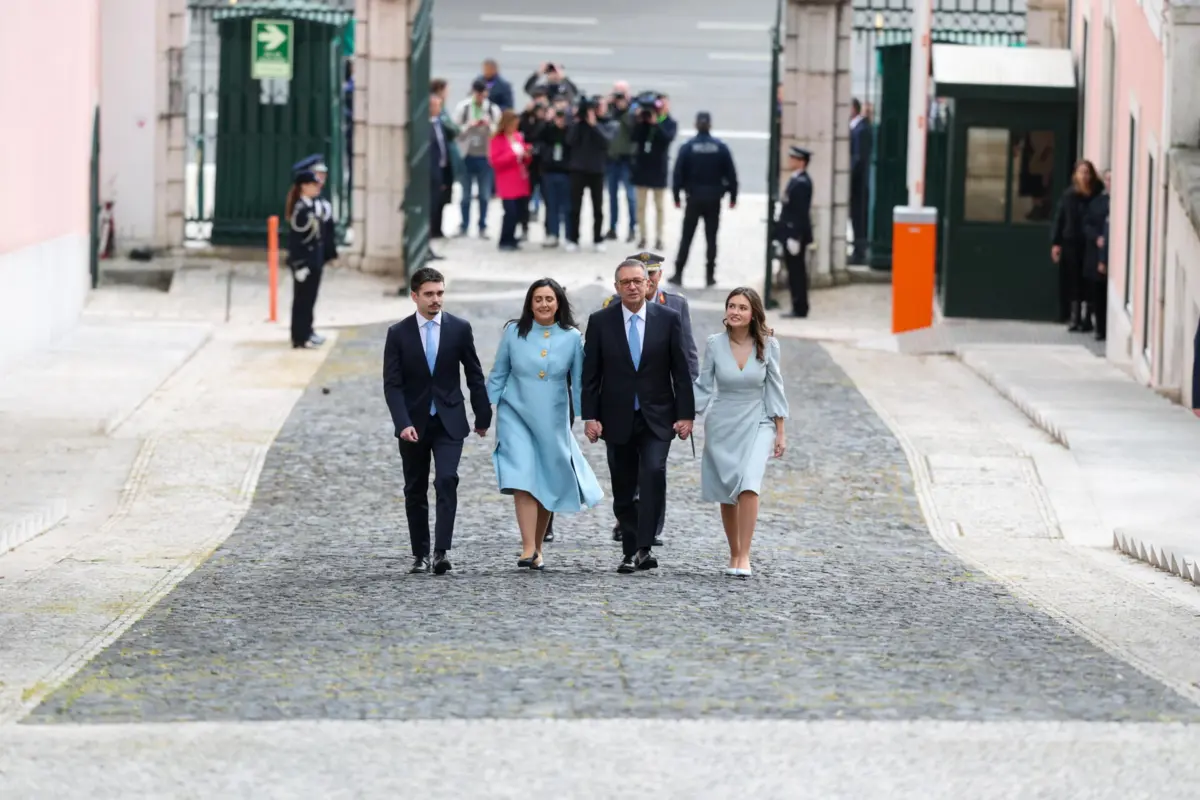 António José Seguro de mão dada com a mulher, Margarida Maldonado Freitas, e os filhos António e Maria