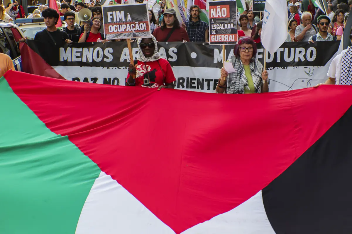 No protesto estiveram presentes o secretário-geral do PCP, Paulo Raimundo, e a coordenadora do Bloco de Esquerda, Mariana Mortágua