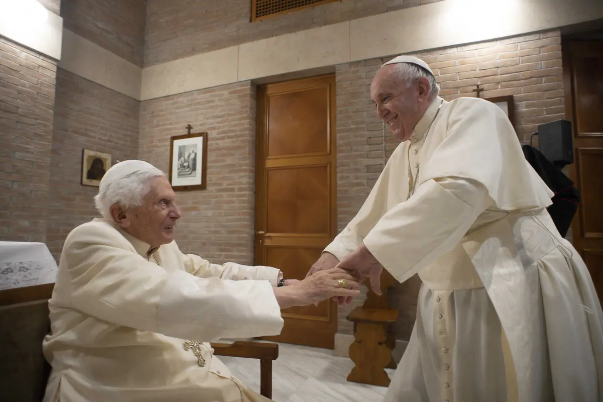 O falecido papa emérito Bento XVI com o papa Francisco
