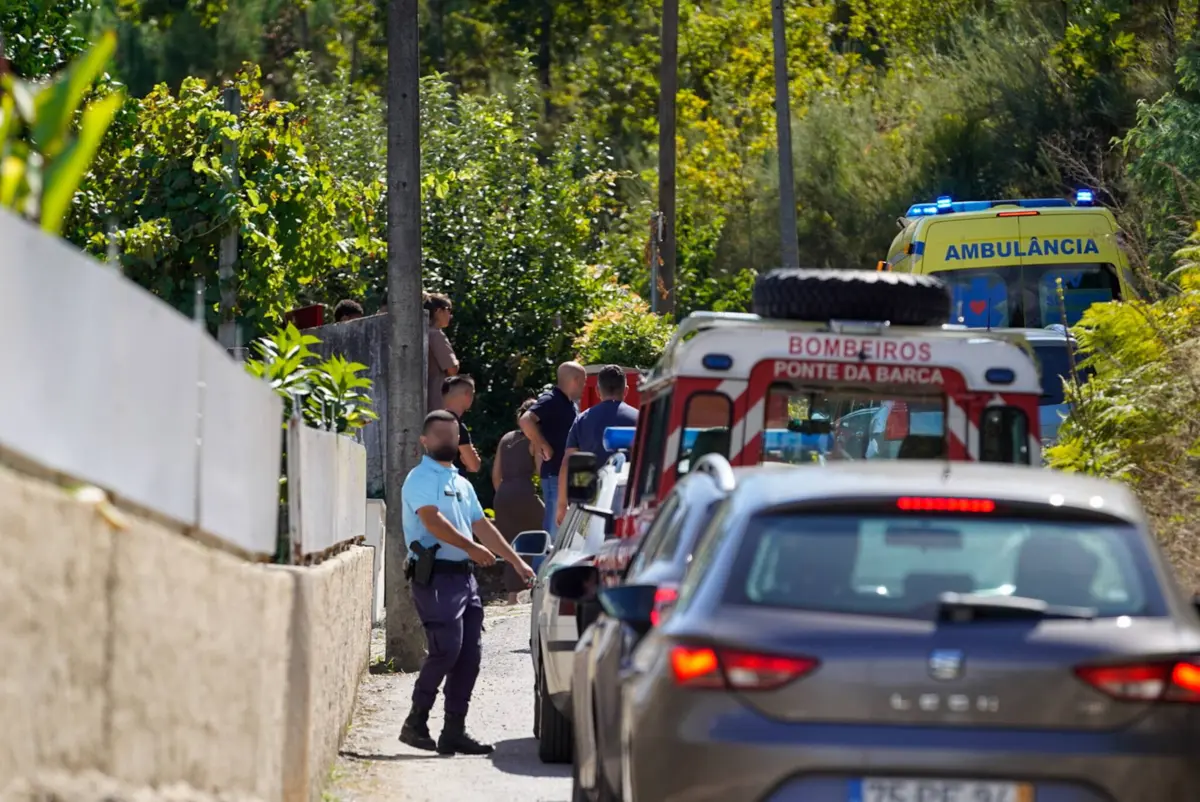 A menina estava a manusear a arma do avô