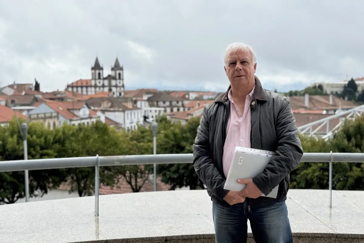 De uma família de professores, Eduardo Carvalho, fotografado em Vila Flor, também foi militar