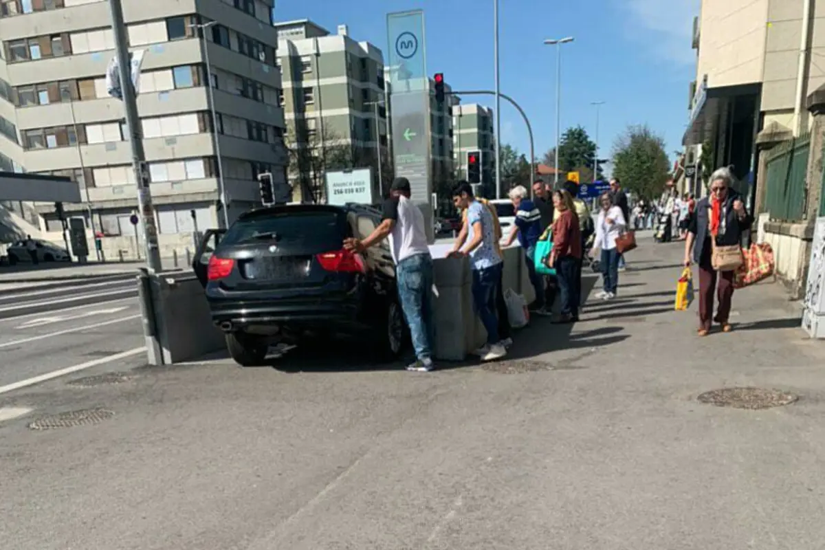 Veículo imobilizado no topo das escadas de acesso ao metro