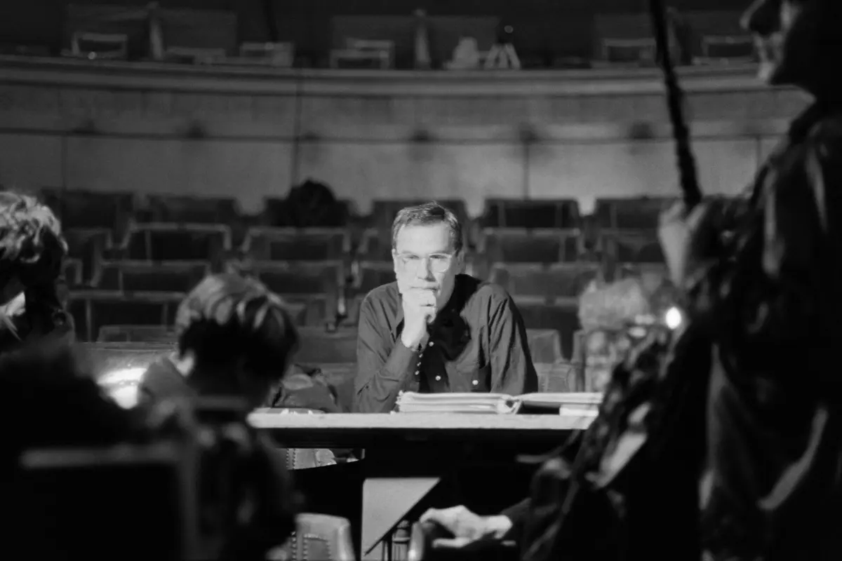 Bob' Wilson nos ensaios da ópera "Medea", no Theatre des Champs-Elysees, Paris, em 1984.