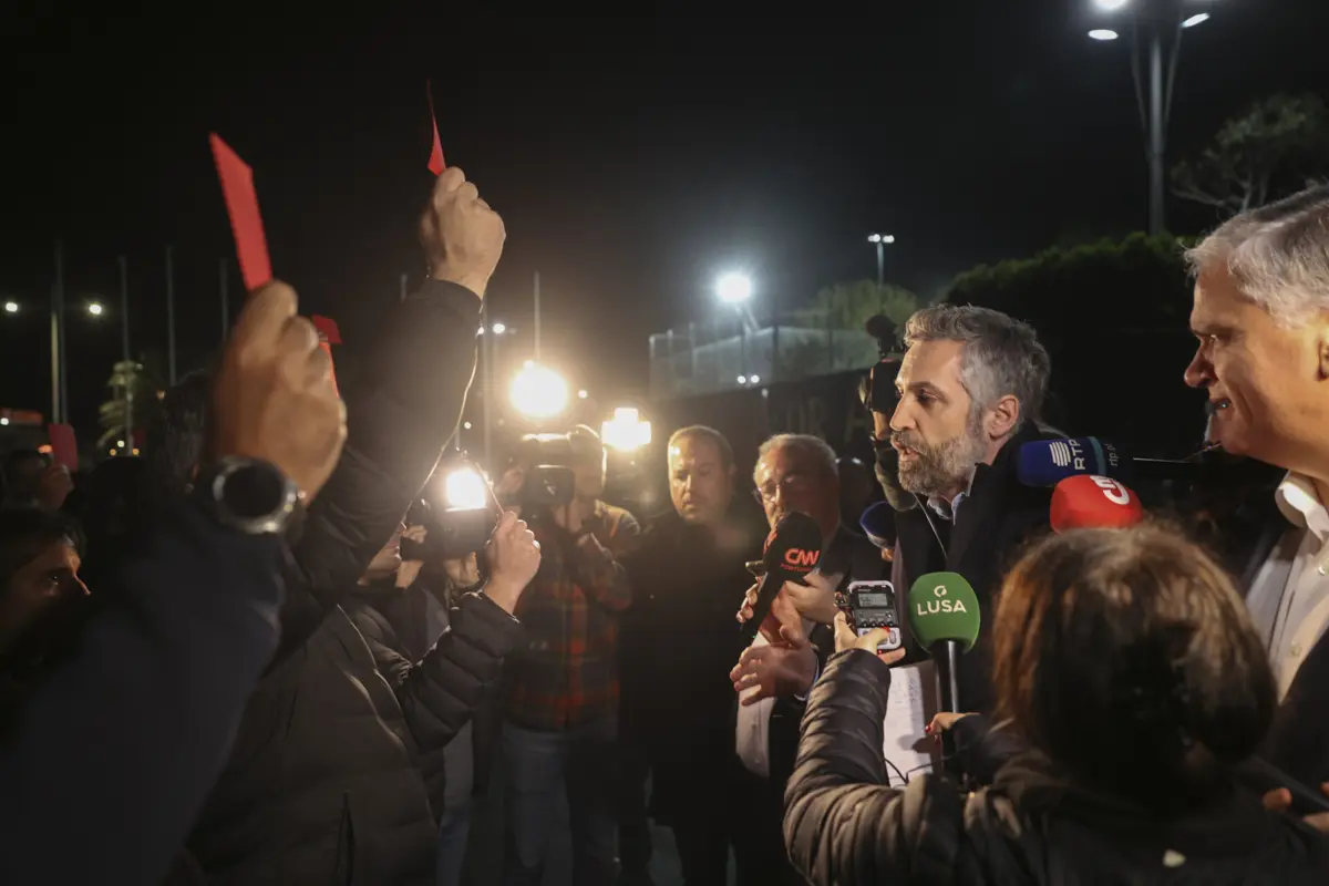 Pedro Nuno Santos fala com polícias em protesto em Vila Franca do Campo, nos Açores