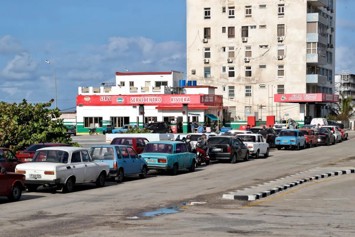 Cubanos têm reservas de gasolina em casa
