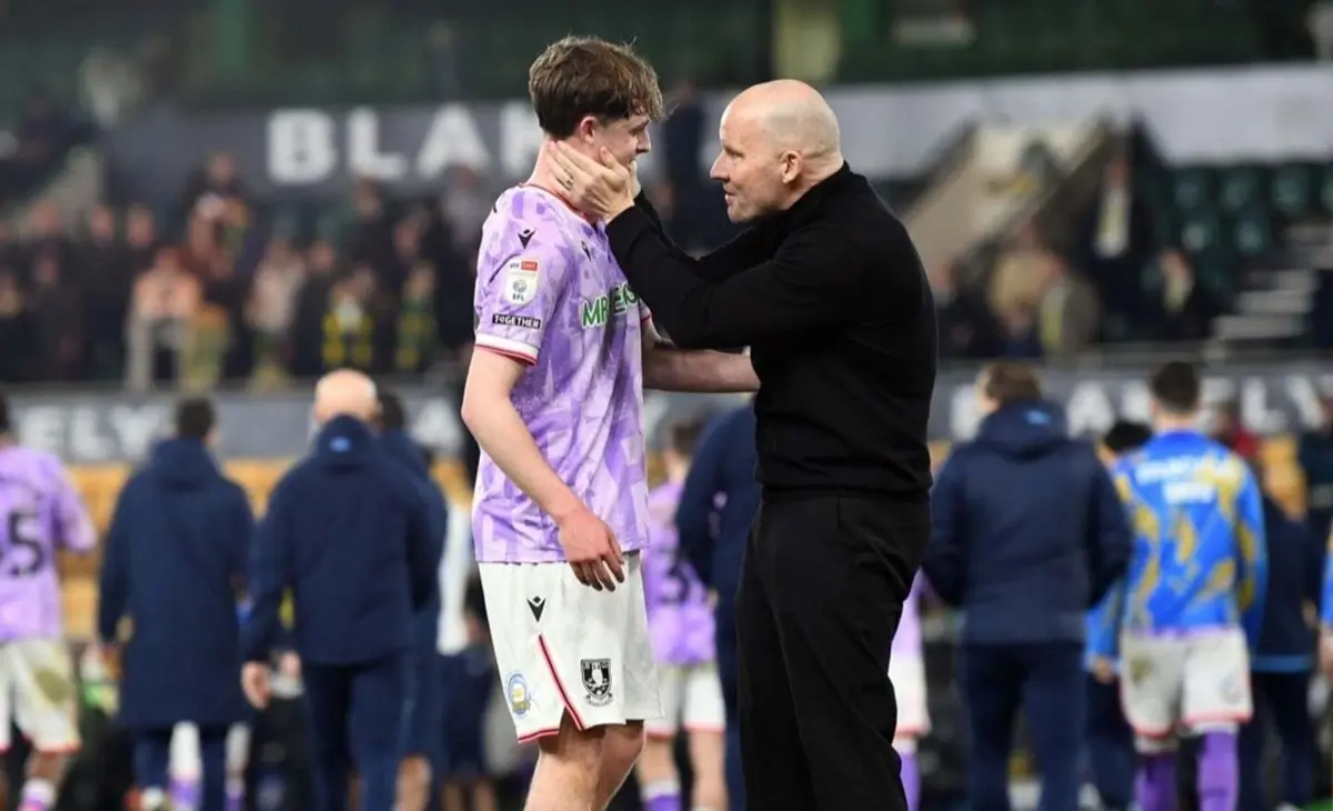 Treinador conforta um dos jogadores da equipa