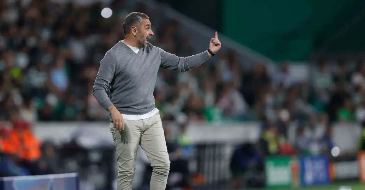 Rui Borges dá indicações durante o encontro com o Marselha