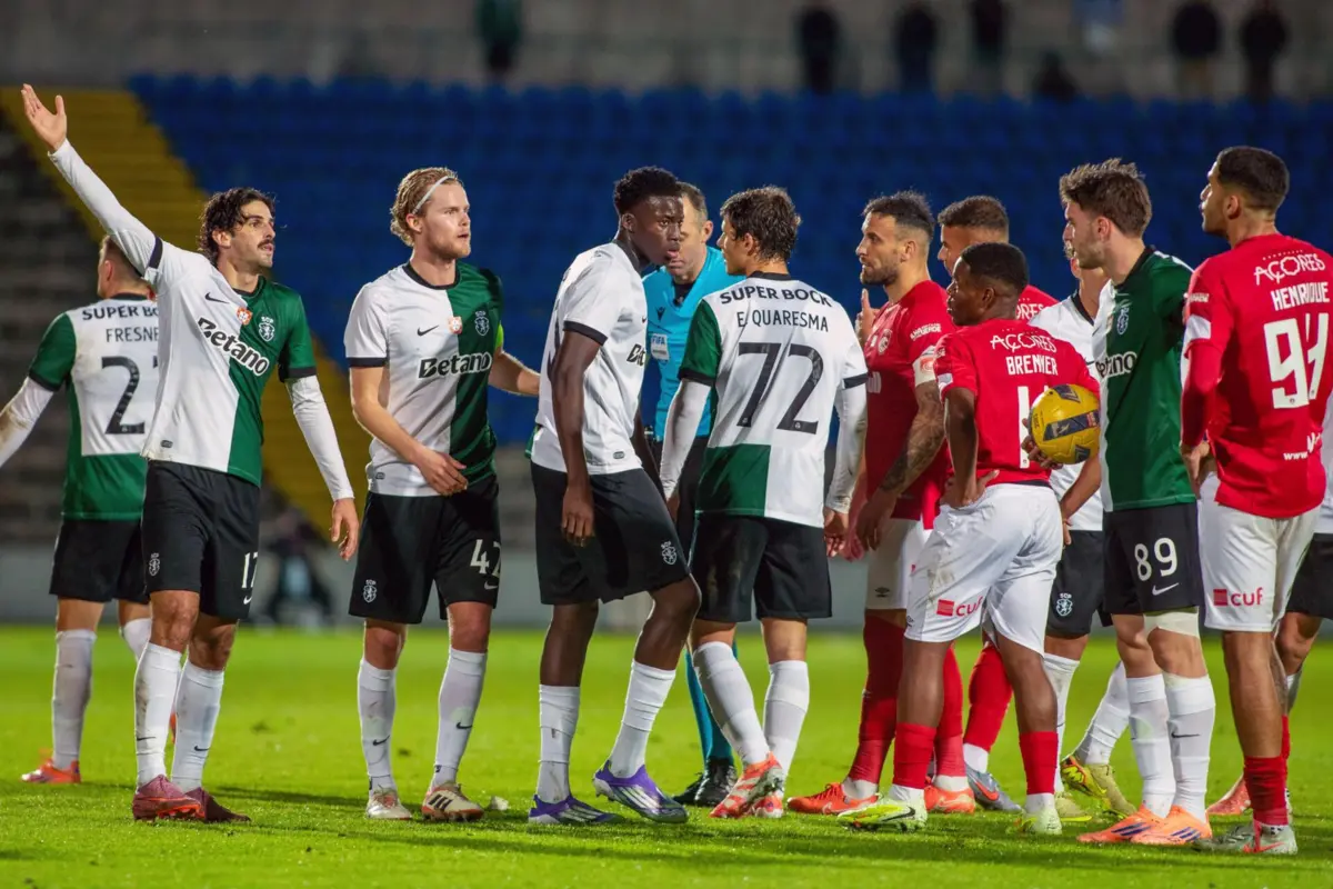 Momento de apreensão à espera da demorada análise do VAR no Santa Clara-Sporting