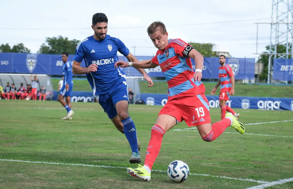 Zolotic, do Casa Pia, em controlo da bola