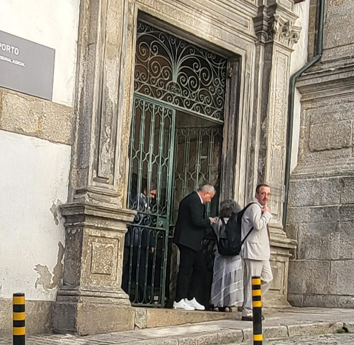 César Boaventura (à esquerda) à saída do tribunal