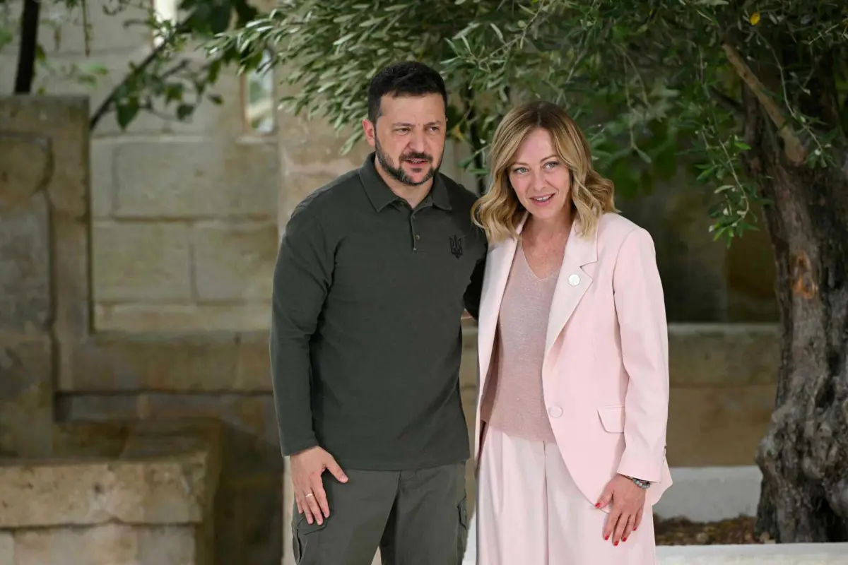 Volodymyr Zelensky foi recebido pela primeira-ministra de Itála, Giorgia Meloni