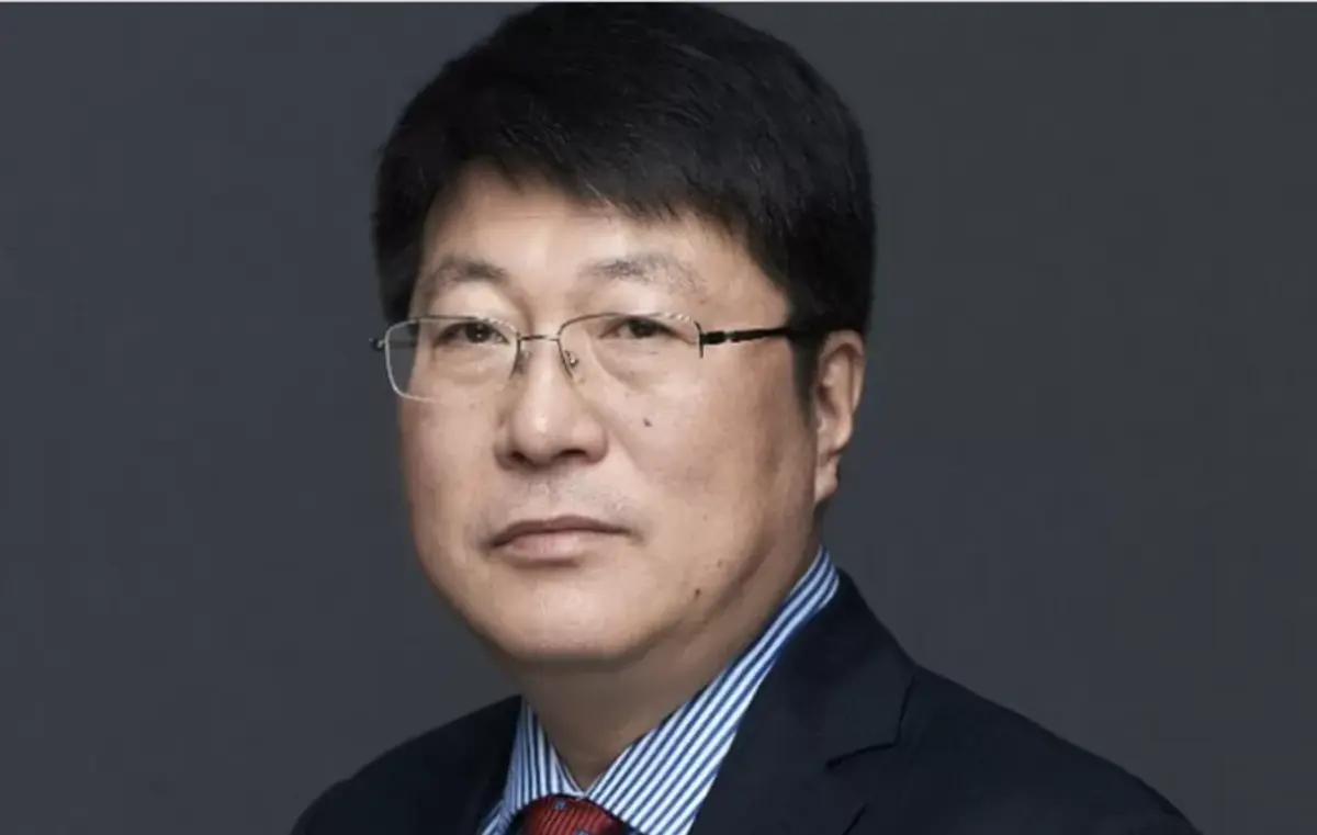 Entre 2018 e 2021, Zhao causou um prejuízo direto ao Estado de mais de 470 milhões de yuans (cerca de 58 milhões de euros) através destas transações fraudulentas