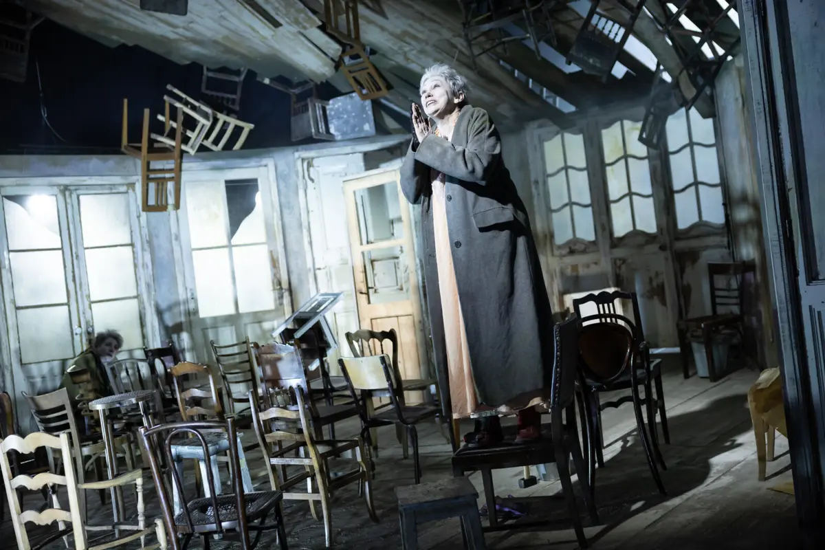 "As cadeiras", com a atriz romena Oana Pellea e o francês Patrick Le Mauff.