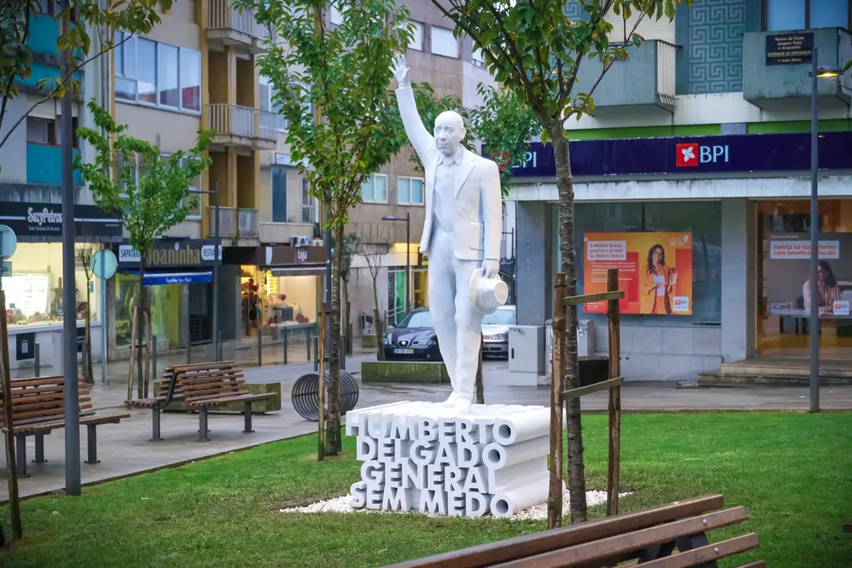 Estátua de Humberto Delgado em São João da Madeira