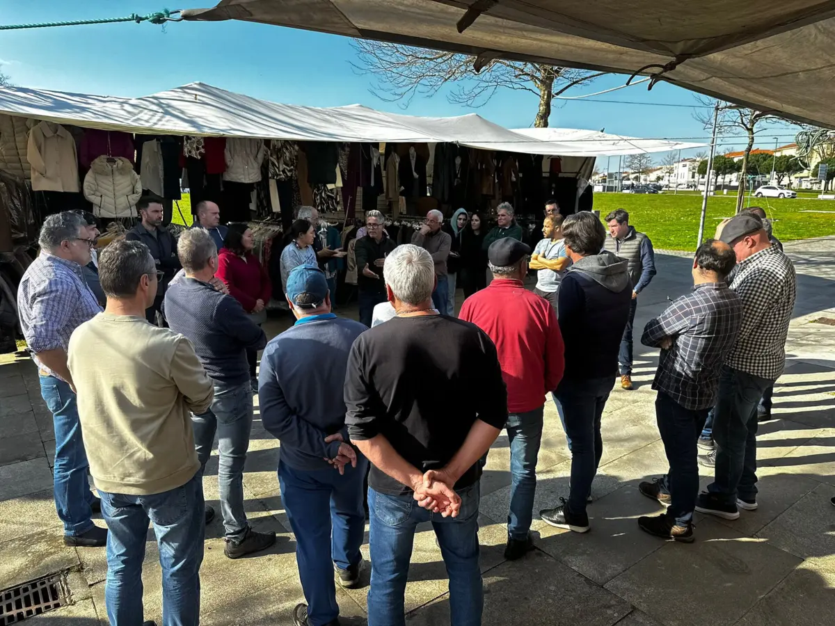 Feirantes vão continuar a pagar metade das taxas de ocupação da feira durante os meses com menos procura