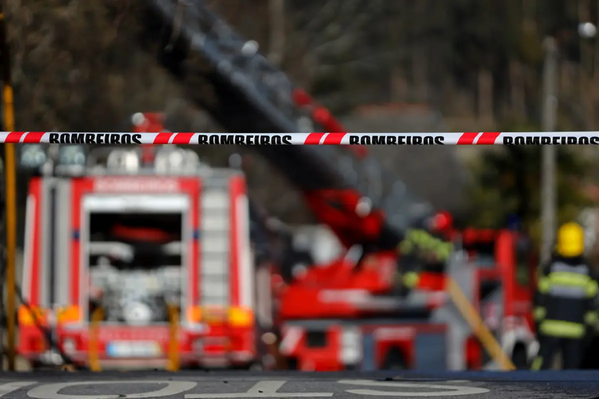 Bombeiros evacuaram o prédio e socorreram o marido da vítima, que sofreu queimaduras