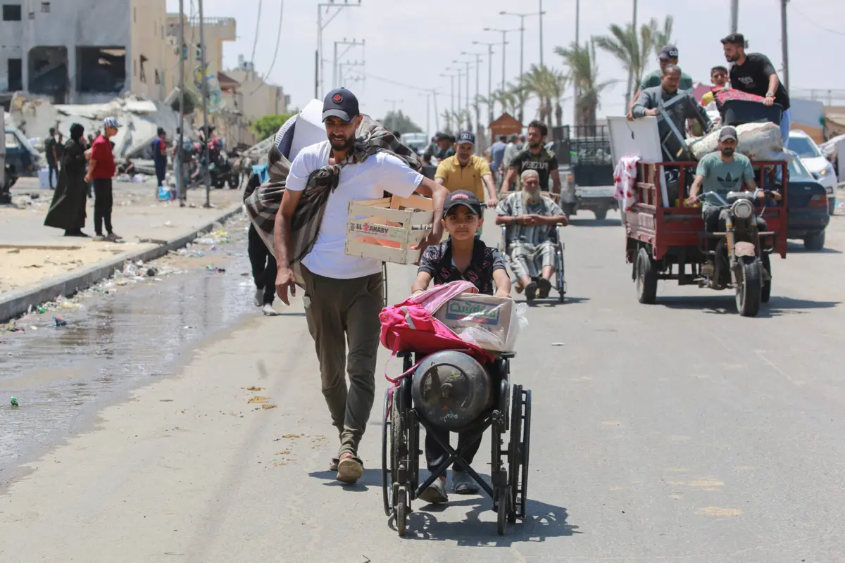 Palestinianos continuam em fuga da fustigada Rafah, com os pertences que conseguem carregar