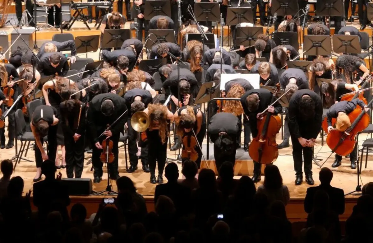 Grupo reúne cerca de 110 jovens músicos e coristas de mais de 50 países