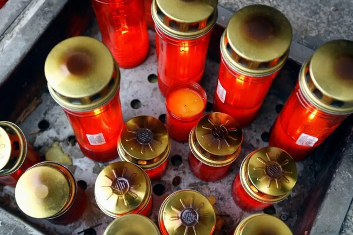 Crentes colocam velas nas alminhas e deixam “uns cêntimos para as intenções” religiosas