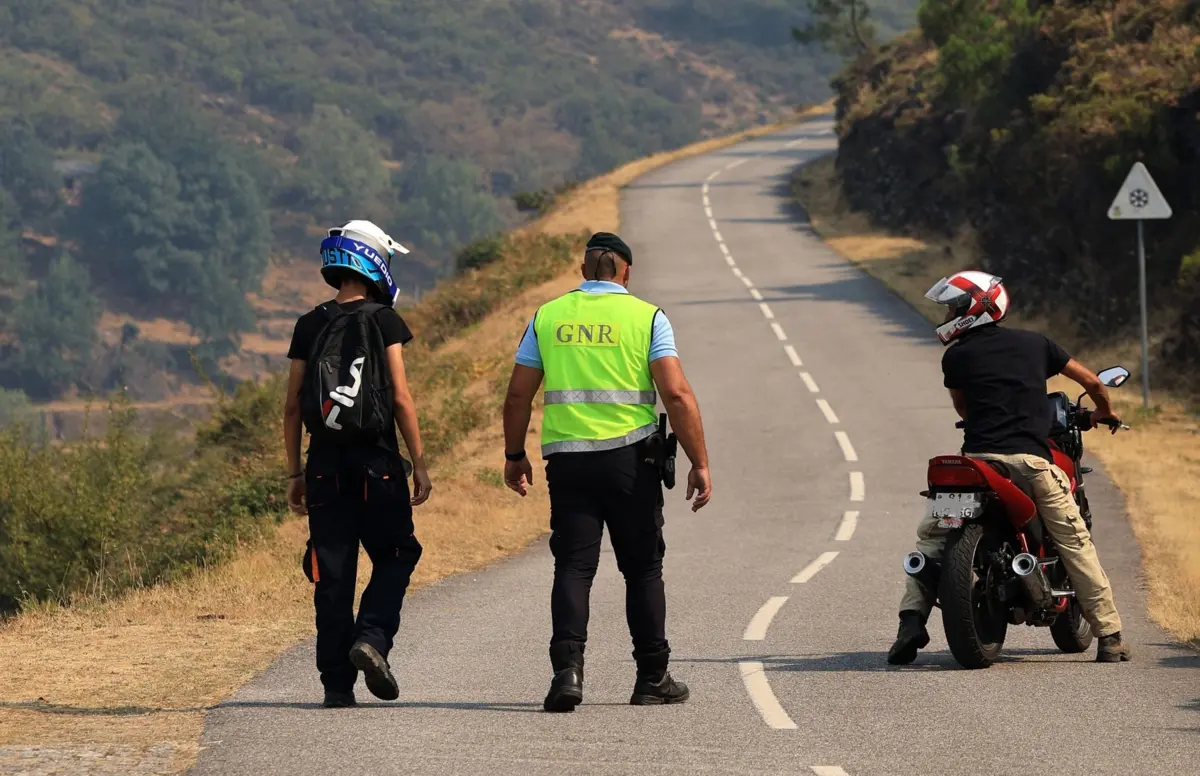Incêndios cortam EN 323 no distrito de Viseu e nacionais 330 e 226 na Guarda