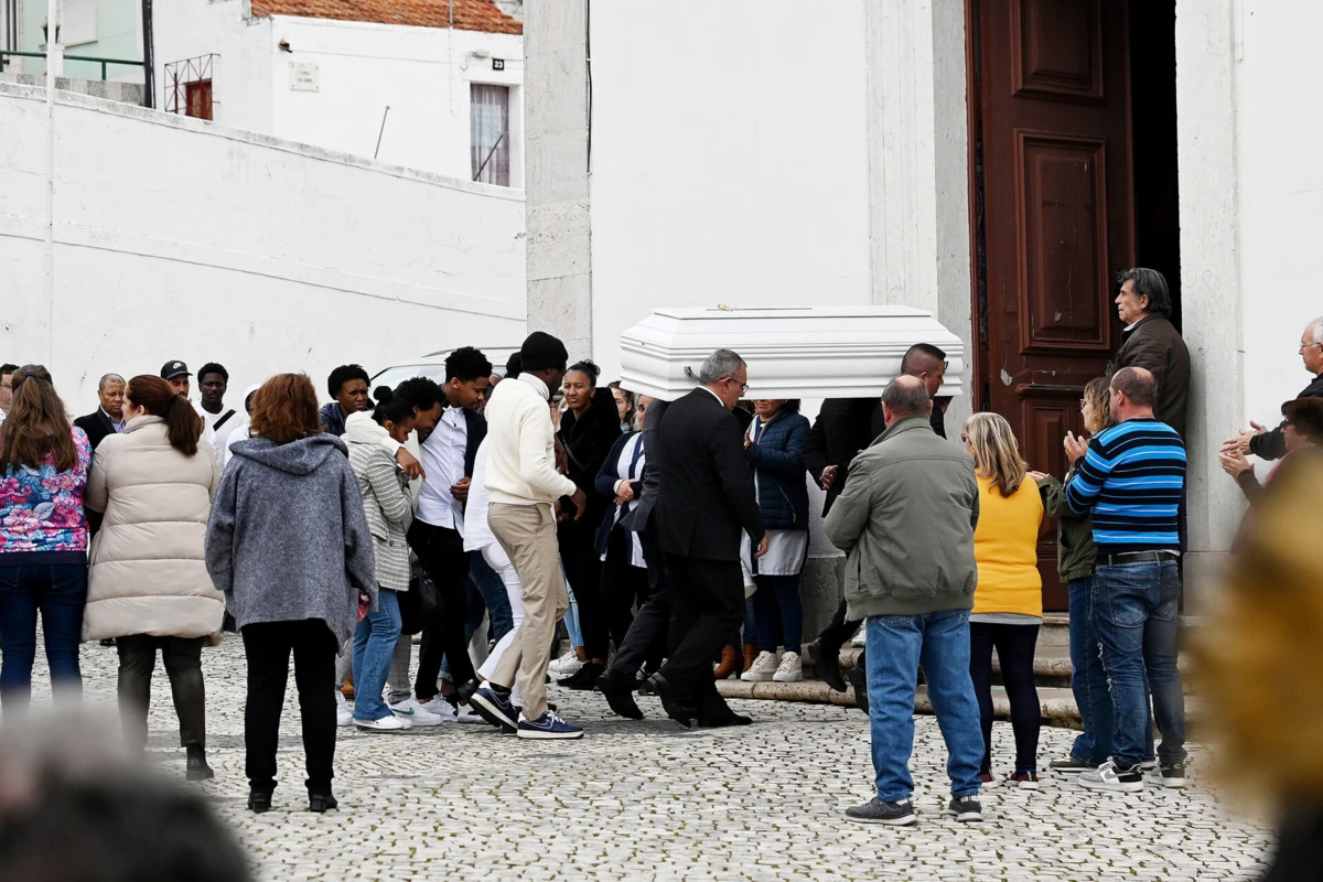 Na madrugada de 14 de março de 2023, enquanto a mãe de Lara se encontrava com o novo namorado, Olegário Borges, munido de uma faca, desferiu 13 golpes no pescoço e no peito da neta
