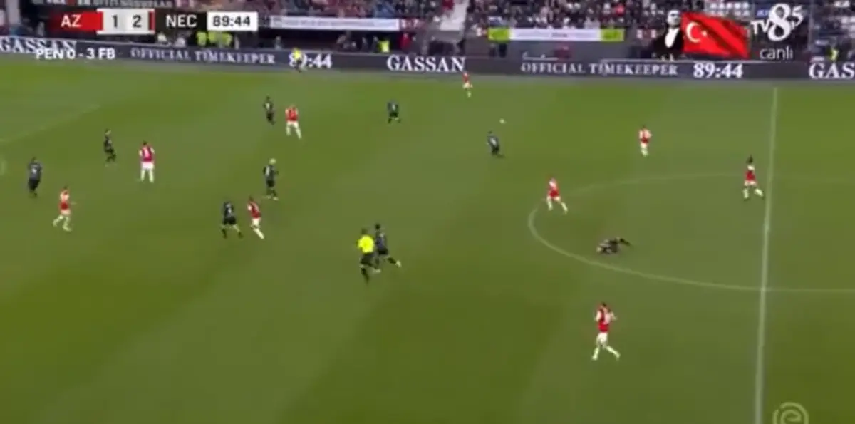 Bas Dost colapsou sozinho no relvado durante o jogo