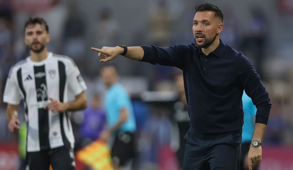 Farioli dá instruções durante o jogo com o Celoricense