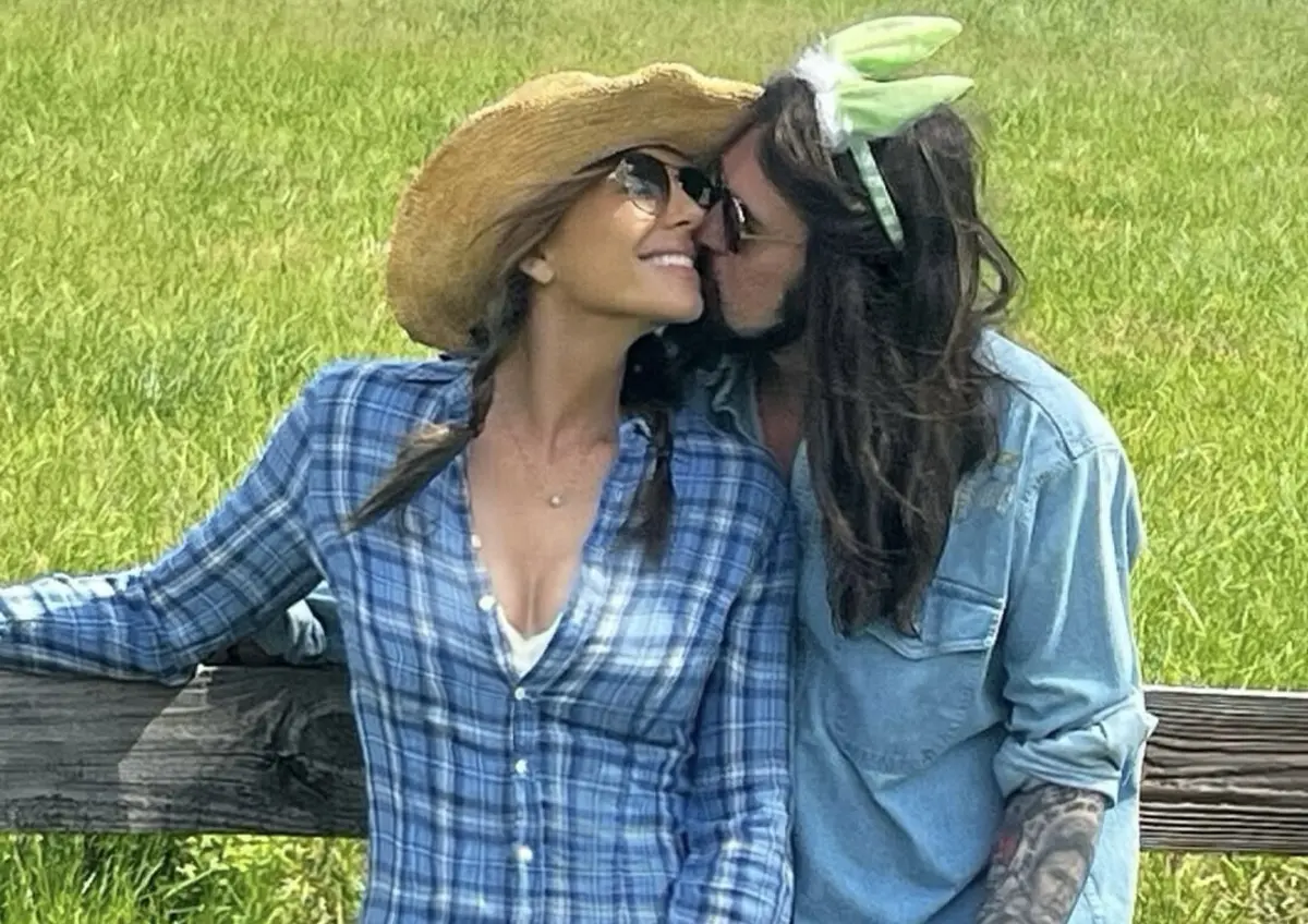 Imagem de contexto do artigo Elizabeth Hurley e Billy Ray Cyrus confirmam romance