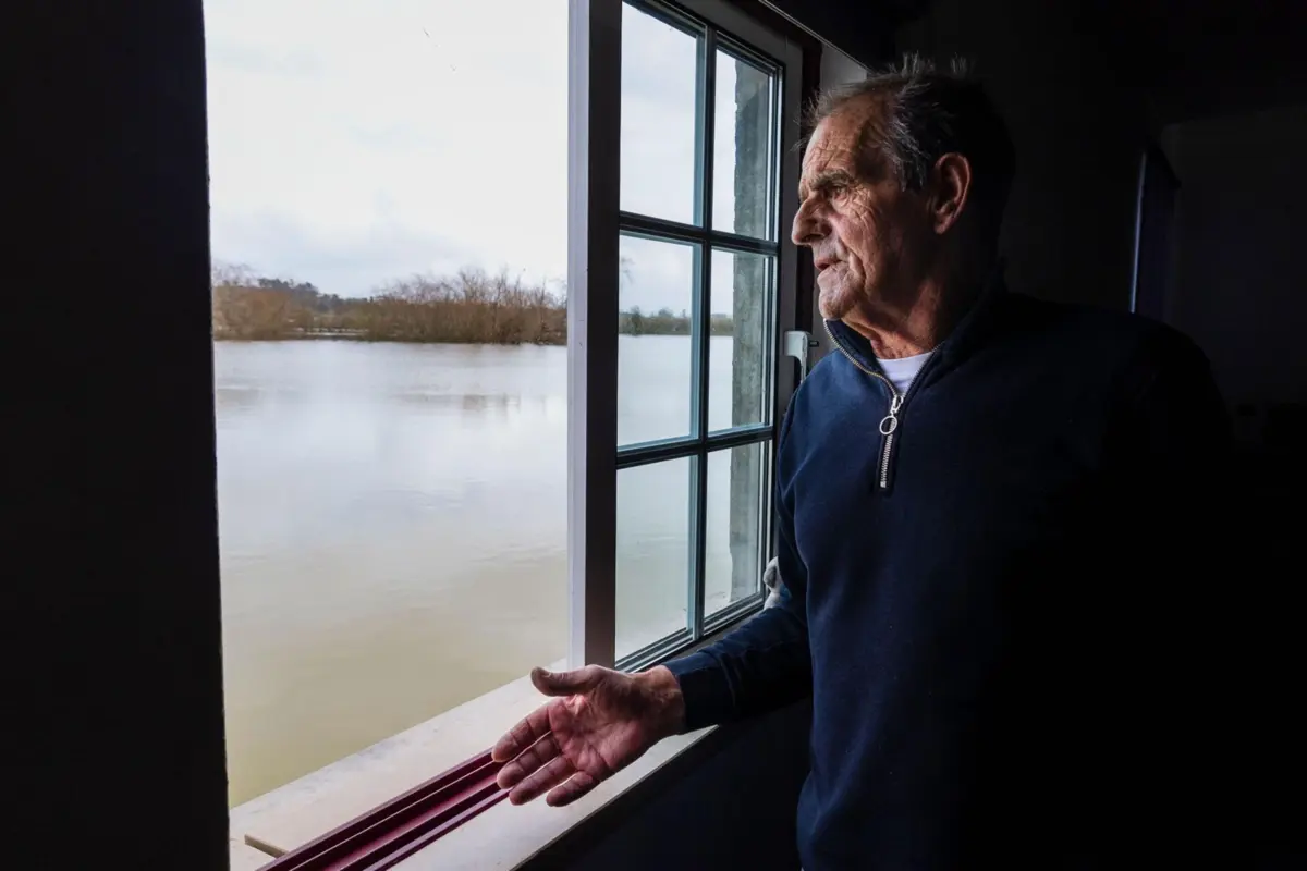 António Lindim olha o espelho de água da janela de casa