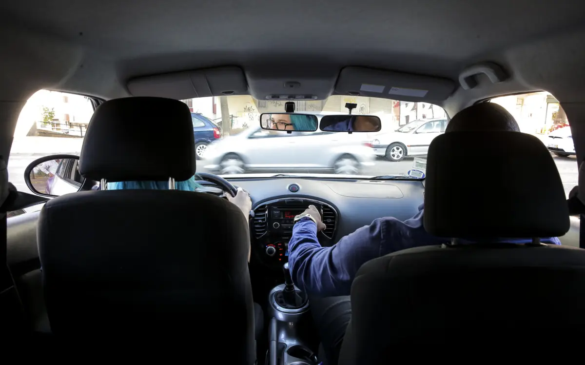 Há 25 municípios sem uma escola de condução