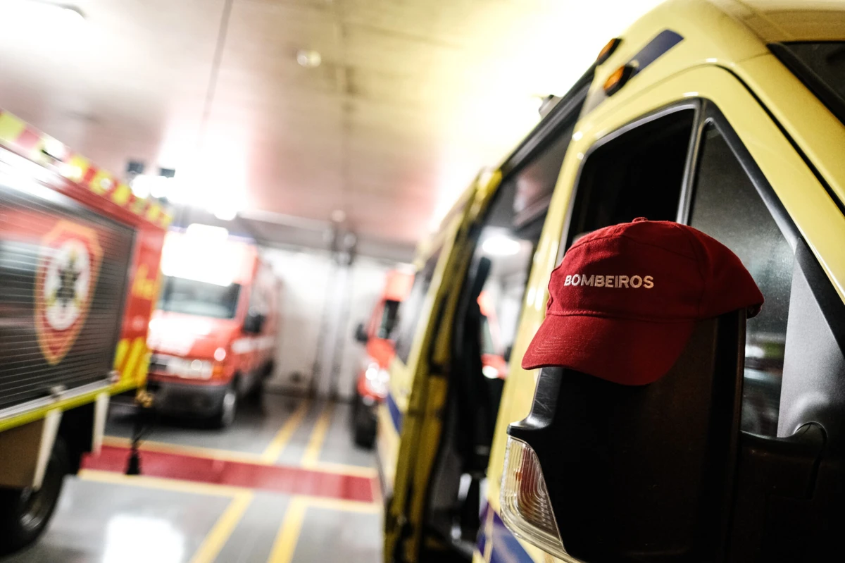 Incêndio foi combatido por 25 operacionais, apoiados por nove viaturas.