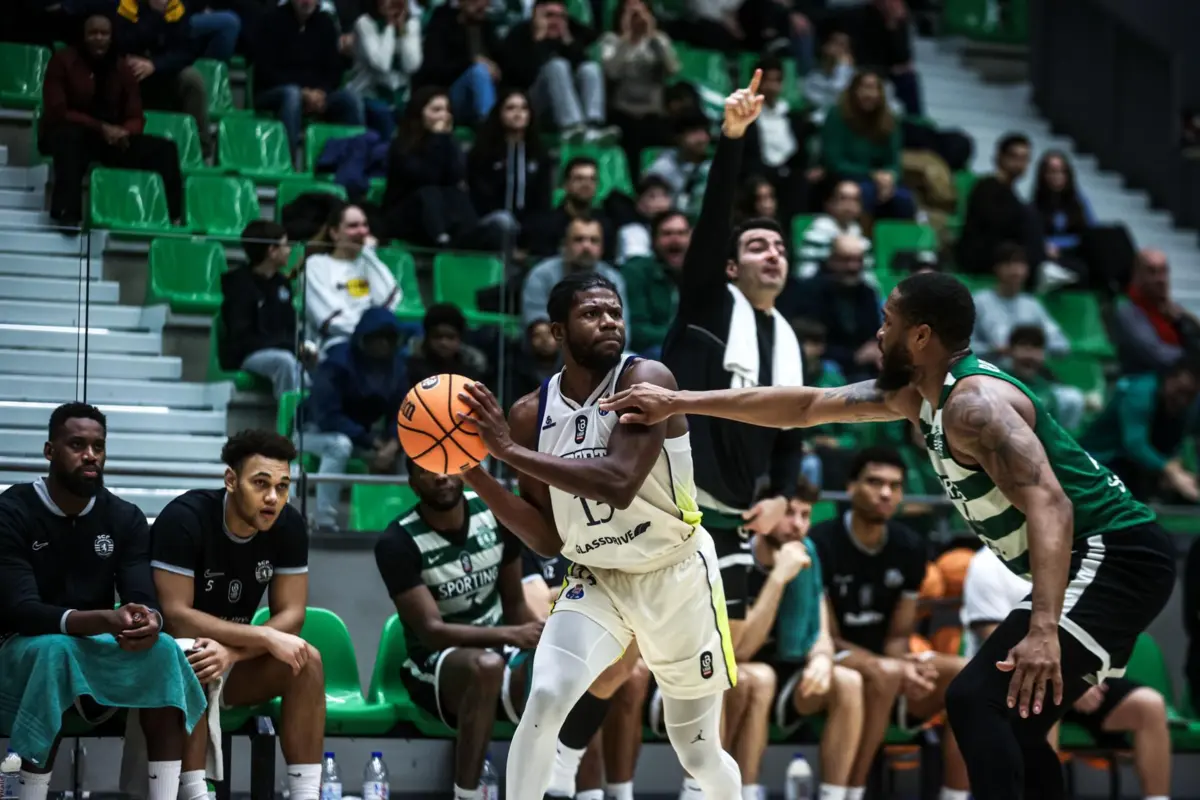 Os insultos foram proferidos aos jogadores do F. C. Porto, durante o confronto com o Sporting no sábado