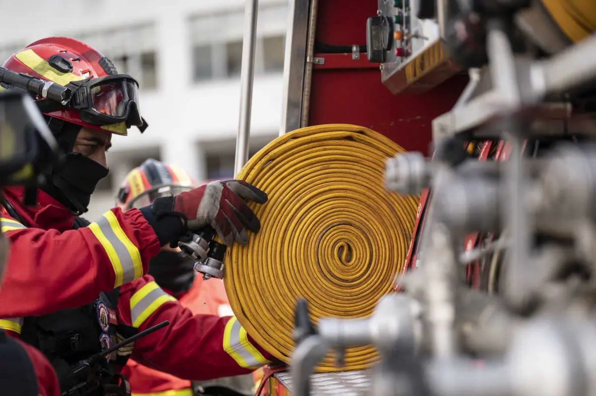 Alerta para o incêndio foi dado às 5.26 horas