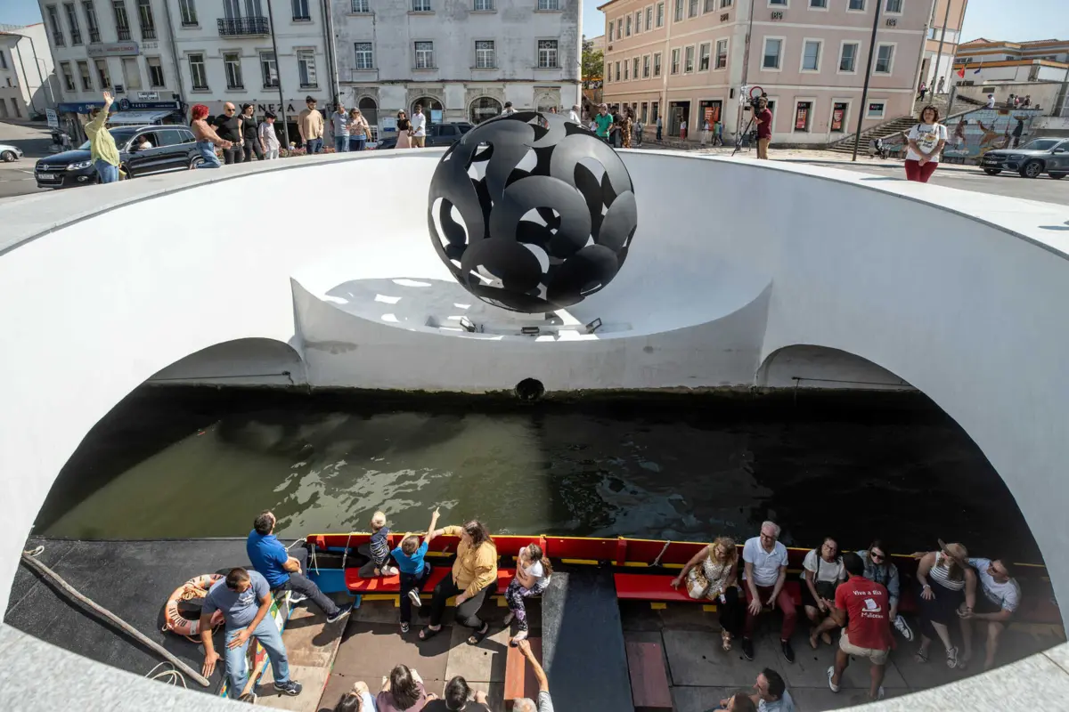 Escultura de Rui Chafes foi colocada na rotunda das Pontes, em Aveiro