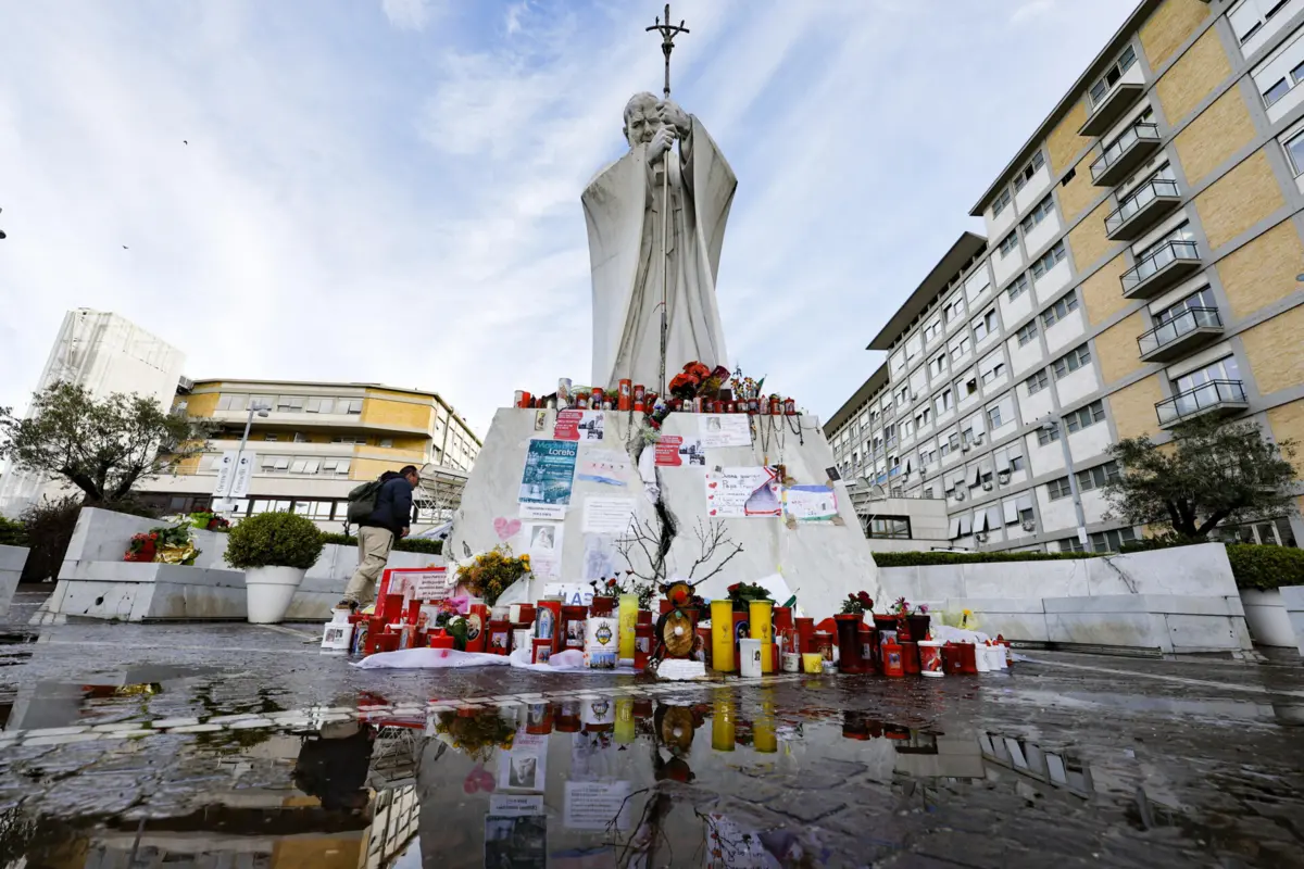 Velas e cartões com desejos de melhoras para o Papa Francisco em frente ao hospital