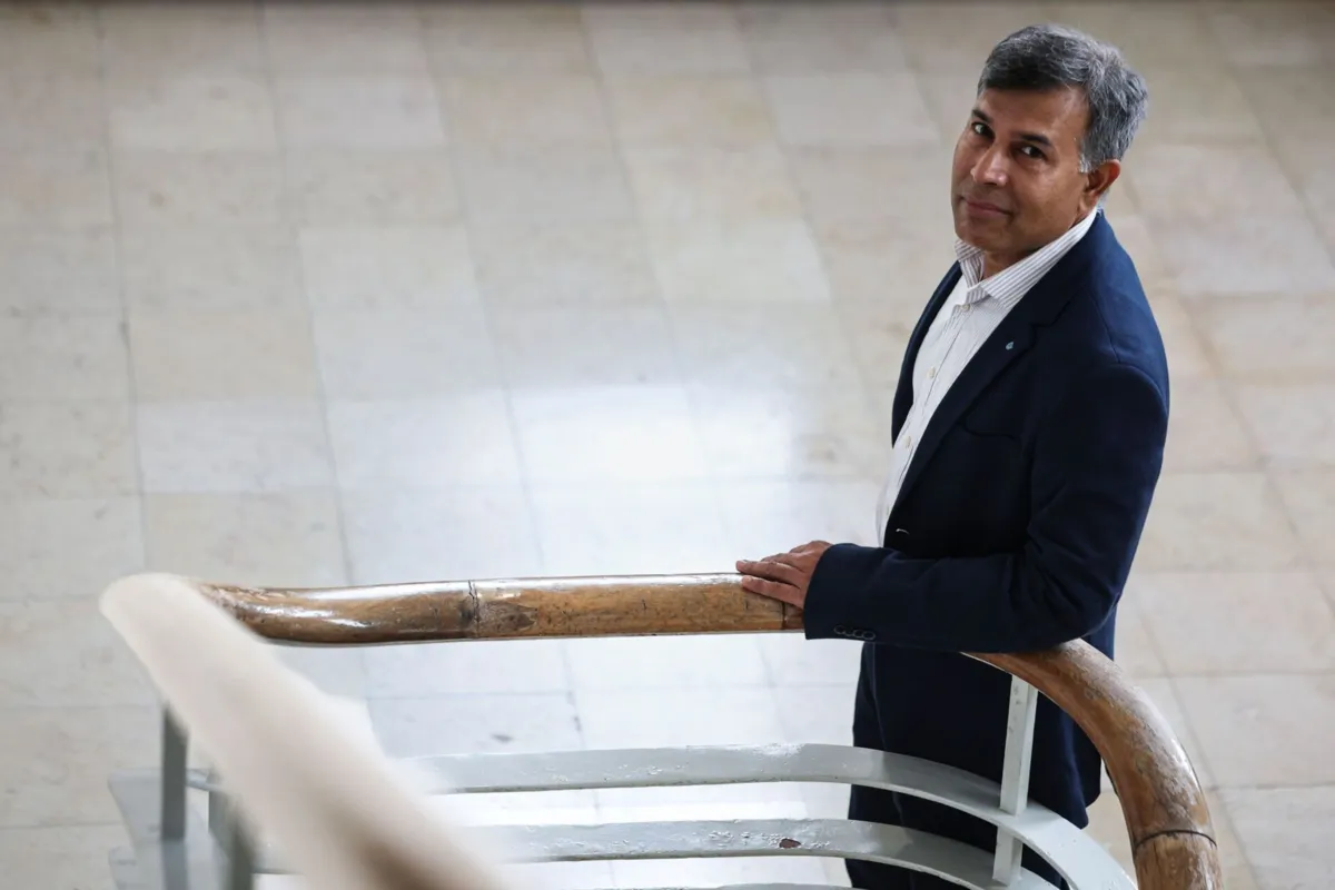 Sohel Murshed fez um doutoramento em Singapura e teve formação nos EUA