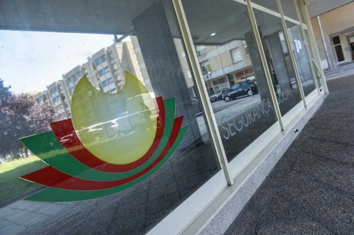 Suspeitos procediam à alteração do IBAN que estava registado