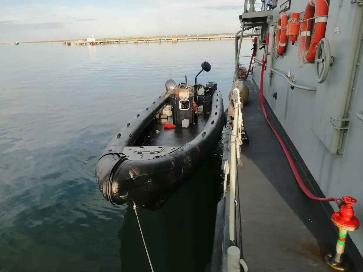 Operação conjunta decorreu em águas internacionais a 50 milhas náuticas